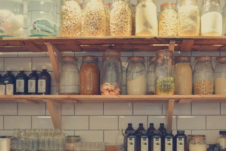 Imagen estantes con comida